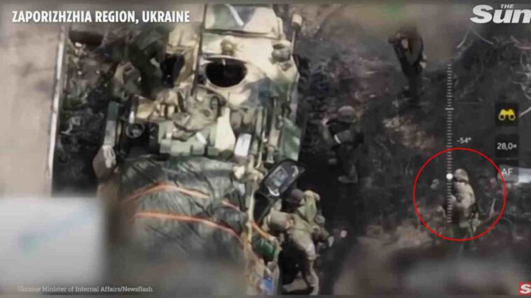 جندي روسي يشير لطائرة بدون طيار أوكرانية بأصبعه الأوسط قبل أن يتم قصف المكان