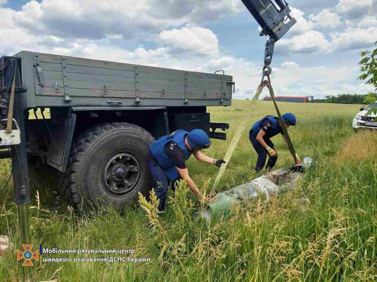 رجال إنقاذ أوكرانيون يبطلون شظية صاروخ بوك