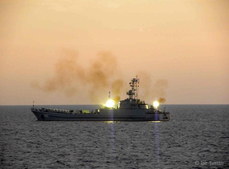 سفينة أكورانية تنجو بأعجوبة أثناء تعرضها لقصف روسي ومقطع فيديو يوثق اللحظة.. ما تفاصيل الحادثة؟