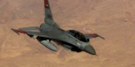 سقوط طائرة مقاتلة مصرية من طراز إف-16 فوق سيناء ونجاة قائدها بعد قفزه بالمظلة (فيديو)