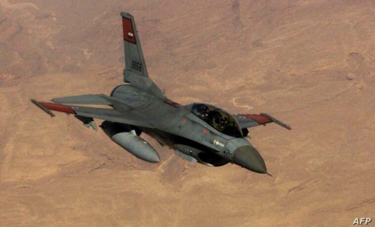 سقوط طائرة مقاتلة مصرية من طراز إف-16 فوق سيناء ونجاة قائدها بعد قفزه بالمظلة (فيديو)