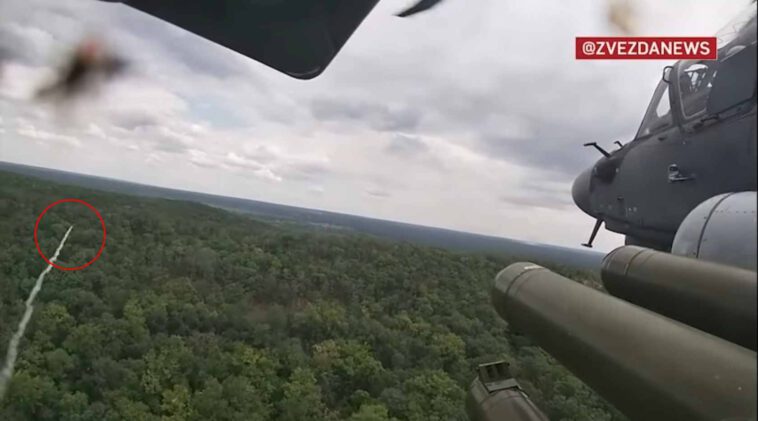 شاهد صاروخ أرض-جو يخطئ مروحية هجومية روسية من طراز Ka-52 ببضعة أمتار فقط