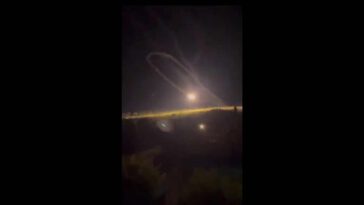 شاهد صاروخ دفاع جوي روسي أطلق من منظومة بوك يفشل ويرتطم بالأطقم المشغلة.. ومنظومة بوك أوكرانية تطلق صاروخًا بشكل غريب