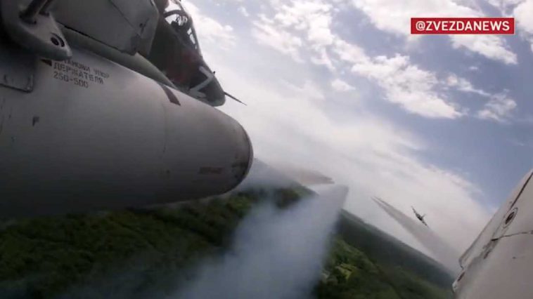 الدبابة الطائرة.. لقطات مثيرة لعمل طائرة مقاتلة هجومية روسية من طراز Su-25SM ضد أهداف أوكرانية