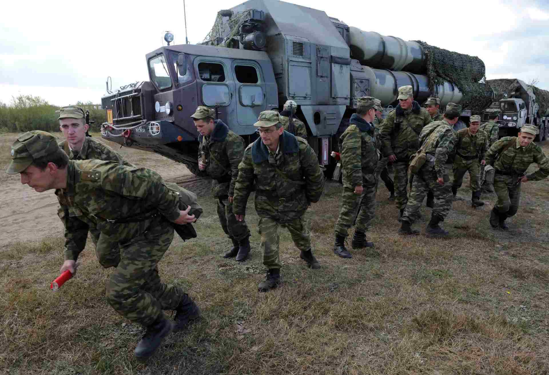 الجنود البيلاروسيين ونظام صواريخ أرض جو من سلسلة S-300P