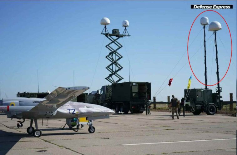 الجيش الروسي ينشر فيديو تدمير محطة نقل بيانات متنقلة للطائرة بيرقدار TB2 عن طريق الدرون الانتحاري الروسي Lancent