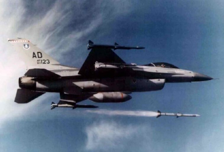 الصاروخ الأمريكي الشهير "AIM-120 أمرام" يكمل عامه الـ 30 منذ دخوله الخدمة في عام 1991