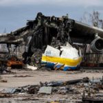 الملياردير الأمريكي برانسون يزور حطام أكبر طائرة في العالم من طراز أنتونوف An-225 Mriya في أوكرانيا ويتعهد ببنائها من جديد