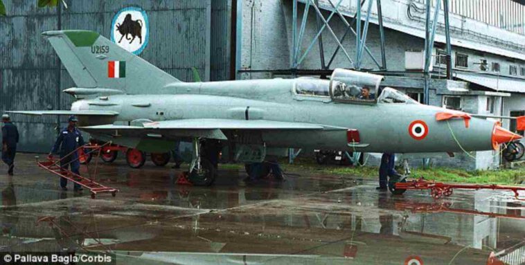 تحطم طائرة هندية من طراز MiG-21 ومقتل الطيارين (فيديو)