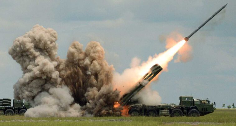 تنافس الأمريكية M142 HIMARS.. تعرف على راجمة الصواريخ الروسية Tornado-S الأحدث على الإطلاق