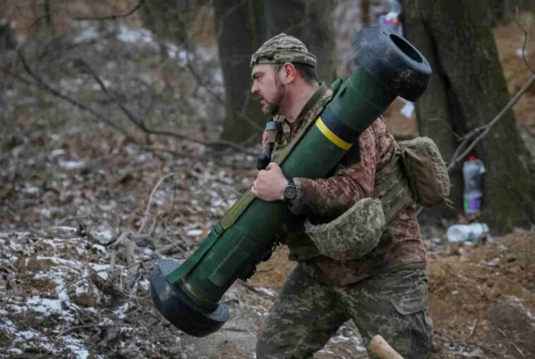 جندي أوكراني يحمل صاروخ موجه مضاد للدبابات من طراز "جافلين"