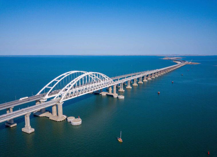 روسيا تحمي جسر كيرتش الذي تبلغ تكلفة بنائه 3.7 مليار دولار بـ"ستائر دخان"، بعد تلميح الولايات المتحدة لإمكانية ضرب أطول جسر في أوروبا بصواريخ "هيمارس"