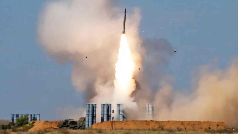 روسيا تطلق صواريخ "إس-300" أرض-جو على أهداف برية في أوكرانيا: رسمي