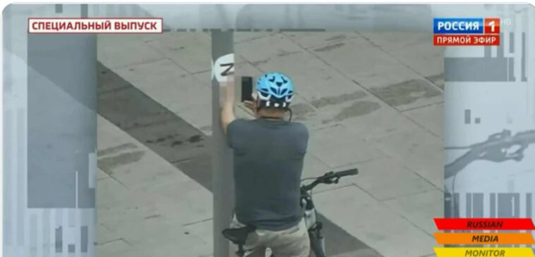 ملحق بحري أمريكي في موسكو يشير بأصبعه الأوسط لرمز الحرب الروسية "Z"، وعضو مجلس الدوما يهدده بألفاظ نابية في بث تلفزيوني المباشر