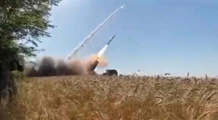 بعد يوم من تأكيد موسكو تدمير هيمارس، أوكرانيا تستعرض إطلاق صواريخ الراجمة في النهار على أهداف روسية (فيديو)