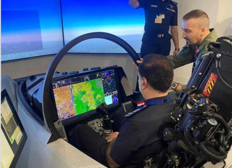 رئيس أركان القوات الجوية المصرية يتفقد قمرة قيادة طائرة مقاتلة من طراز Eurofighter Typhoon