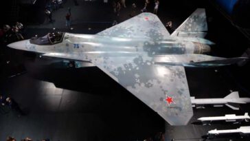 روسيا تكشف الستار عن معدات اتصالات الطائرة المقاتلة الشبح 'كش ملك Checkmate' في معرض ARMY-2022