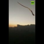 صاروخ دفاع جوي سوري أُطلق على هدف إسرائيلي يشذ عن مساره وكاد أن يصيب مدني يصور لقطة الاعتراض (فيديو)