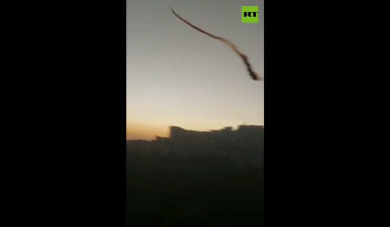 صاروخ دفاع جوي سوري أُطلق على هدف إسرائيلي يشذ عن مساره وكاد أن يصيب مدني يصور لقطة الاعتراض (فيديو)
