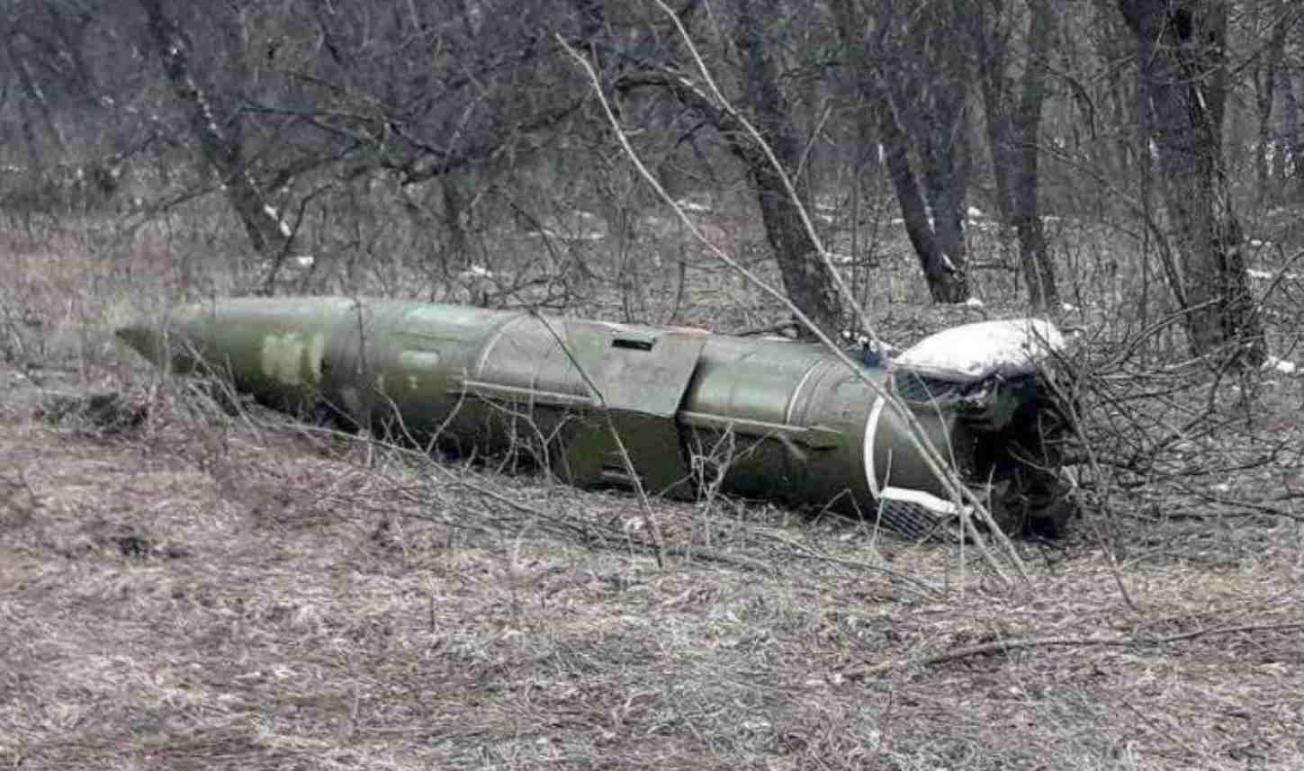 صورة صادرة عن القوات الأوكرانية يُزعم أنها تُظهر صاروخ كينجال الفرط صوتي غير منفجر (تويتر)