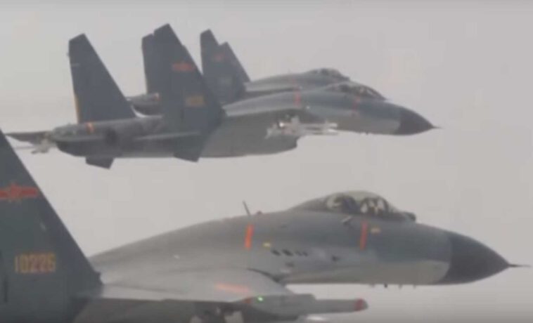 محطمة الرقم القياسي.. الصين تنشر 68 طائرة مقاتلة في مضيق تايوان