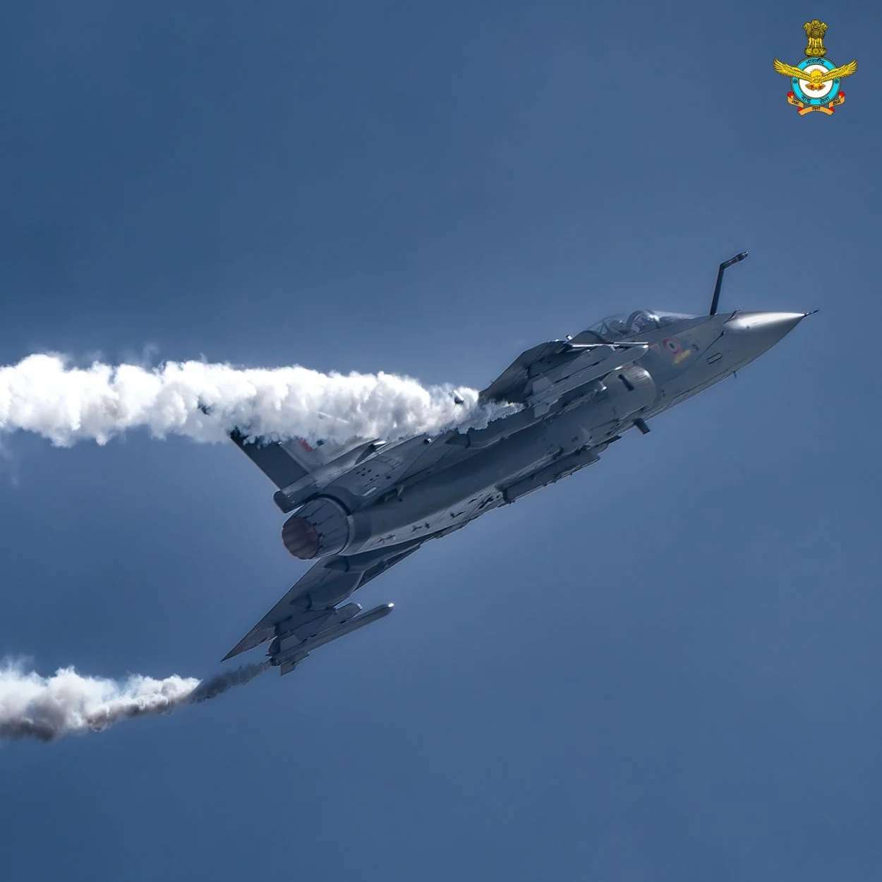 مقاتلة سلاح الجو الهندي تيجاس تقدم عرضًا في حفل افتتاح معرض سنغافورة الجوي في 15 فبراير 2022.