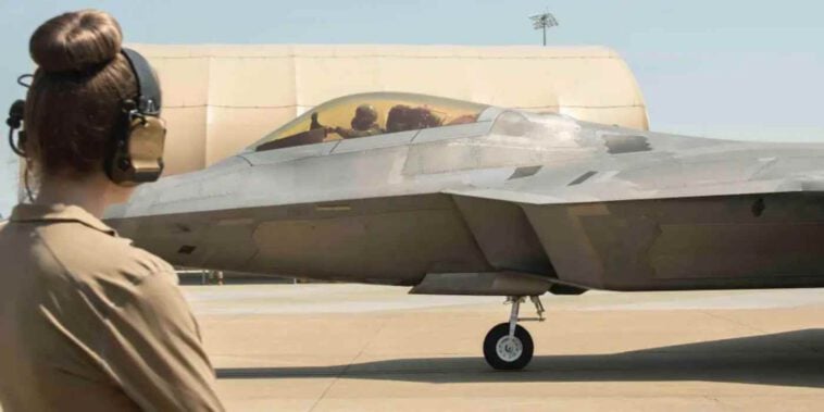 من أصل 186 طائرة.. القوات الجوية الأمريكية لديها 93 مقاتلة شبح من طراز F-22 جاهزة للحرب: دراسة