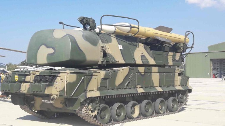 نظام صواريخ أرض-جو طراز بوك BUK M1/2 معروض في قاعدة بافوس الجوية ، قبرص ، في 9 نوفمبر 2018.