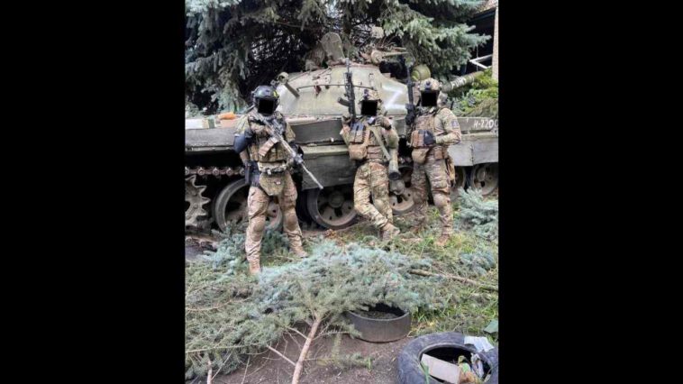 القوات الأوكرانية تزعم الاستيلاء على أول دبابة روسية من طراز T-62