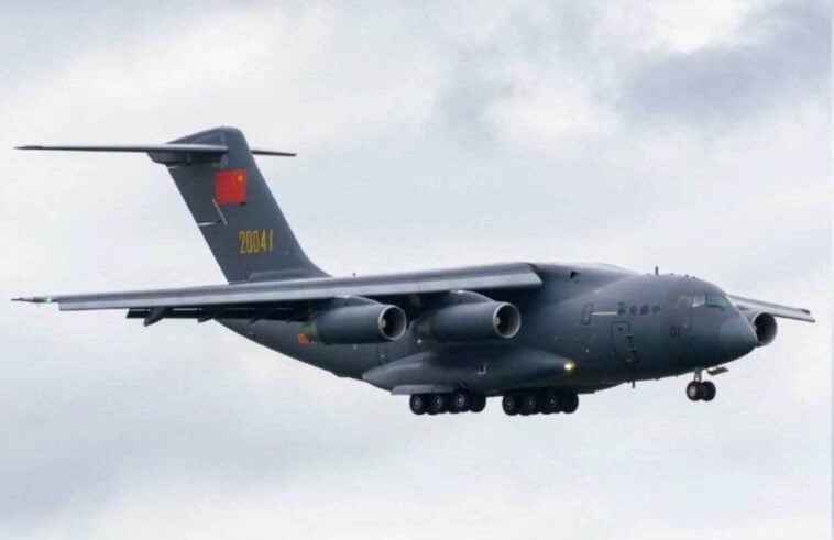 طائرات عسركية صينية تقوم بنقل شحنات عسكرية لروسيا