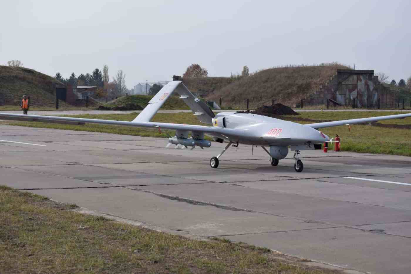 طائرة بدون طيار أوكرانية من طراز بيرقدار TB2 مسلحة بأسلحة دقيقة التوجيه.