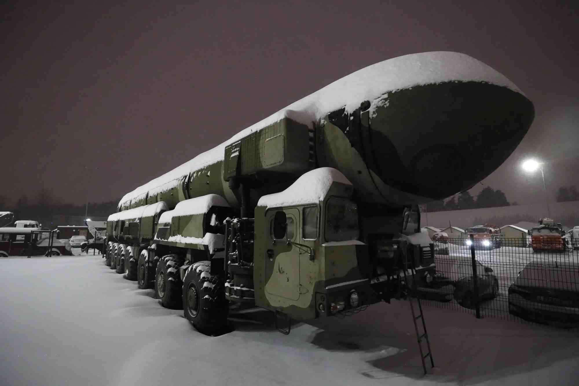 مركبة إطلاق صاروخ باليستي روسي في مركز معارض في موسكو