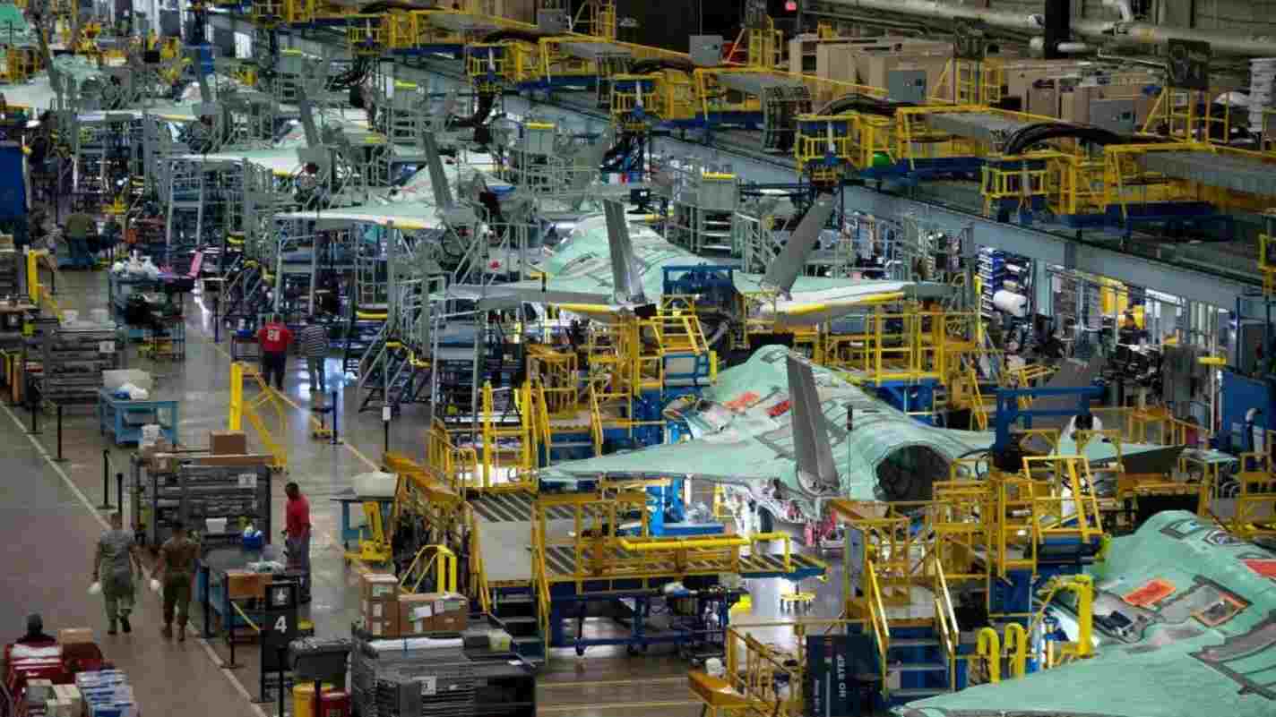 مصنع إنتاج المقاتلة الشبح إف-35