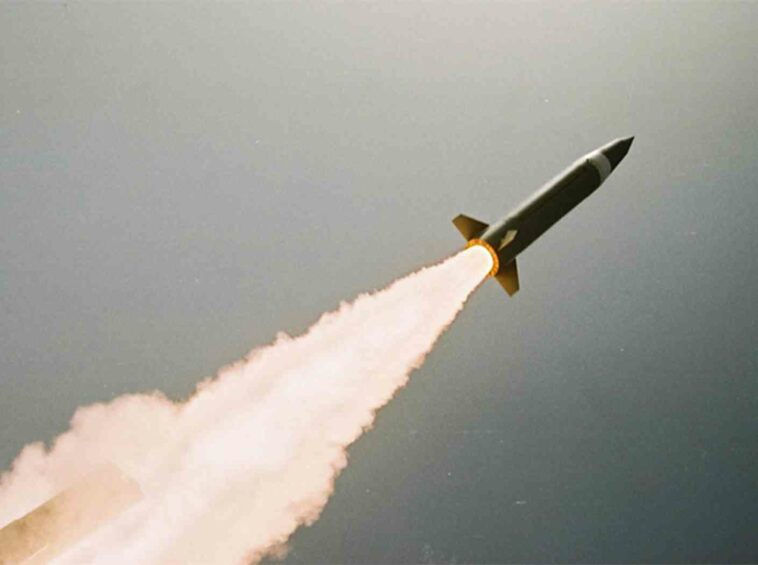 أقوى من ATACMS.. أوكرانيا تريد من إسرائيل تزويدها بصواريخ لورا الباليستية