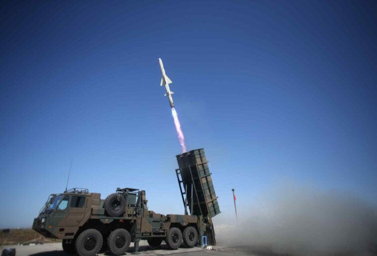 اليابان تدرس تعزيز مدى صواريخها للدفاع عن "الجزر المتنازع عليها" من الغزو الصيني المحتمل