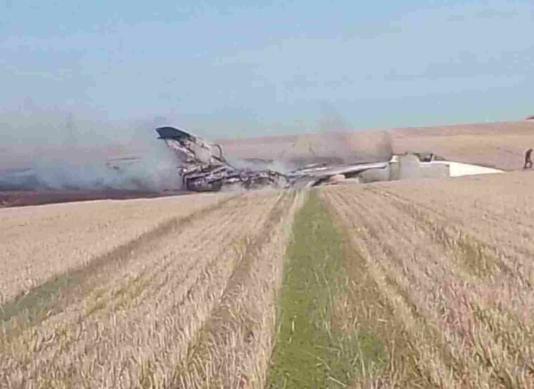 تحطم طائرة روسية طراز Su-24 بعد محاولة هبوط اضطراري عنيفة في حقول في منطقة روستوف على الحدود مع أوكرانيا