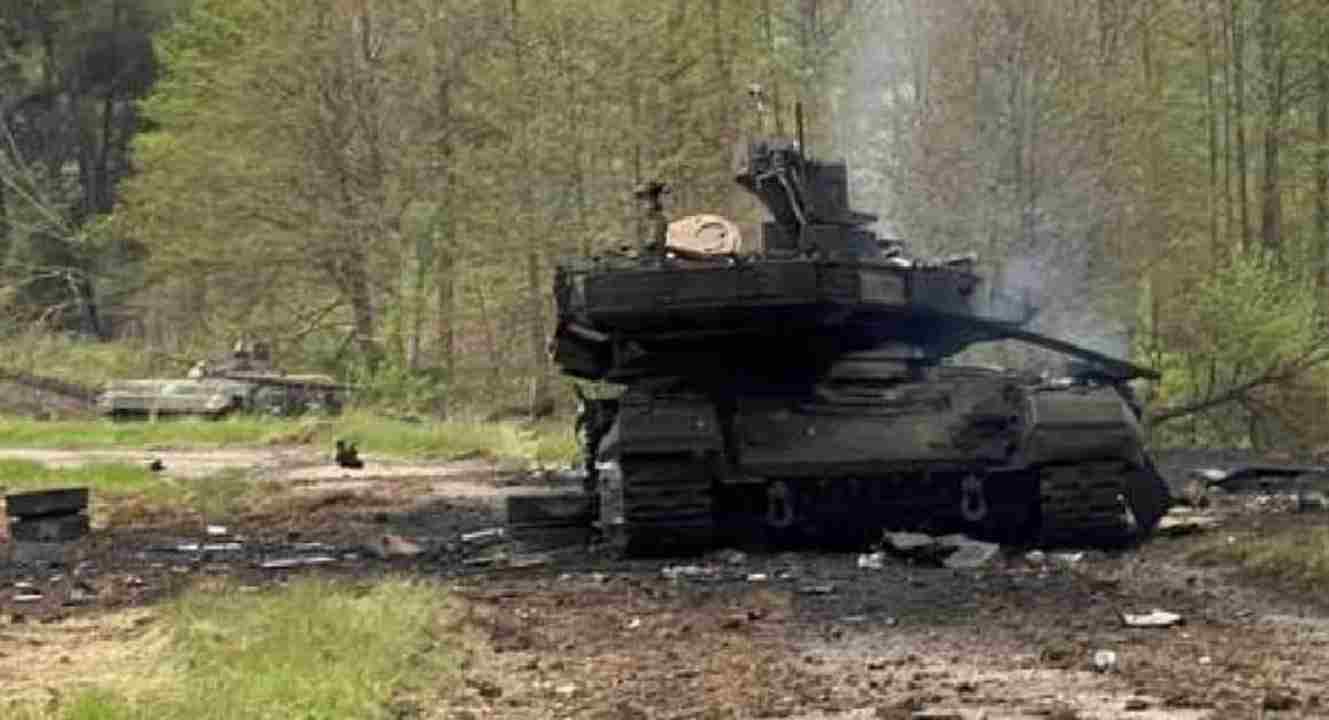 دبابة T-90M Proryv روسية تم تدميرها في أوكرانيا