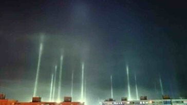 ظهور أعمدة ضوء غريبة في عدة مدن روسية.. هل فعلت روسيا منظومة Peresvet الليزرية للتشويش على الأقمار الصناعية بالقرب من أوكرانيا؟