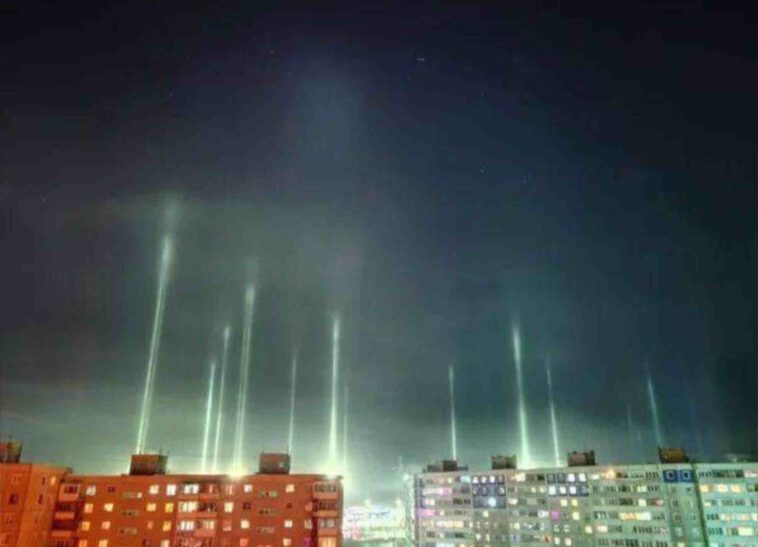 ظهور أعمدة ضوء غريبة في عدة مدن روسية.. هل فعلت روسيا منظومة Peresvet الليزرية للتشويش على الأقمار الصناعية بالقرب من أوكرانيا؟
