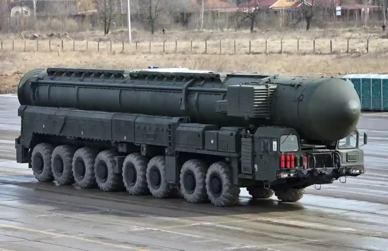 الصاروخ الروسي "الوحش" RS-28 Sarmat العابر للقارات الذي يبلغ وزنه 200 طن والذي يمكنه إطلاق أسلحة فرط صوتية يدخل الإنتاج التسلسلي