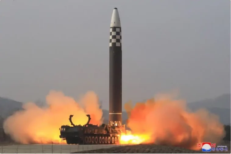 الصاروخ "الوحش" الكوري الشمالي يسافر حوالي 1000 كم بسرعة 22 ماخ