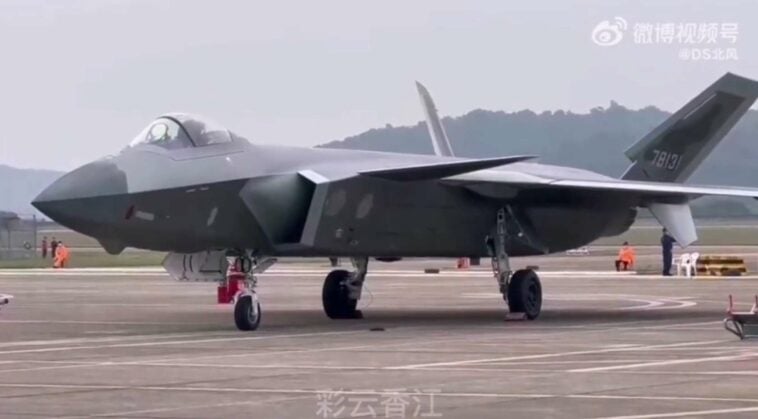 الصين تستعرض طائرتها المقاتلة الشبحية J-20 لأول مرة على الجمهور (فيديو)