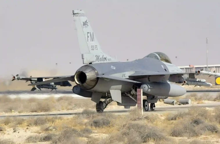 تحطم مقاتلة كورية جنوبية من طراز إف-16 بعد عطل بالمحرك والطيار يقفز بأمان