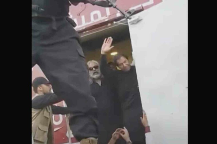 رئيس الوزراء الباكستاني السابق عمران خان ينجو من محاولة اغتيال (فيديو)
