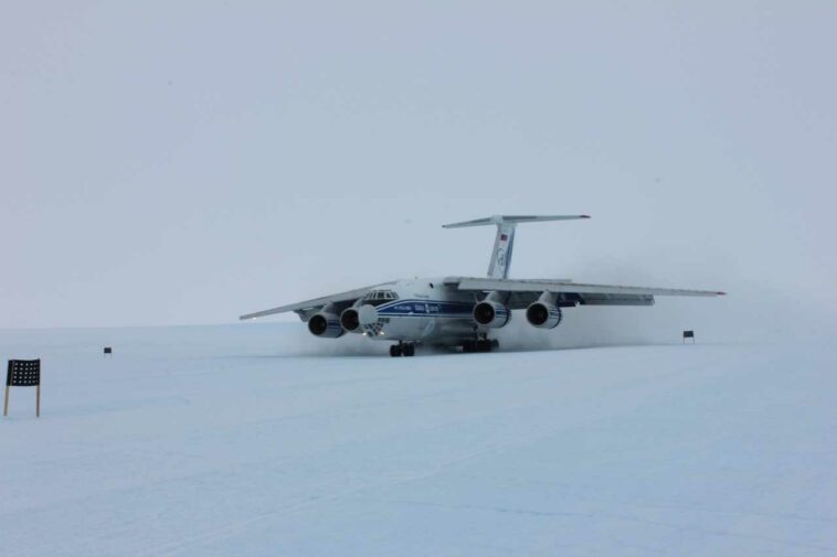 طائرة Il-76 الروسية تحقق أول هبوط في مطار أنتاركتيكا الجليدي
