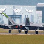 طائرة J-20 صينية ينبعث منها دخان أسود في معرض تشوهاي للطيران، هل بدأ التنين العظيم بالإنهيار بالفعل؟