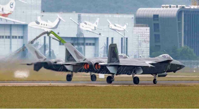 طائرة J-20 صينية ينبعث منها دخان أسود في معرض تشوهاي للطيران، هل بدأ التنين العظيم بالإنهيار بالفعل؟