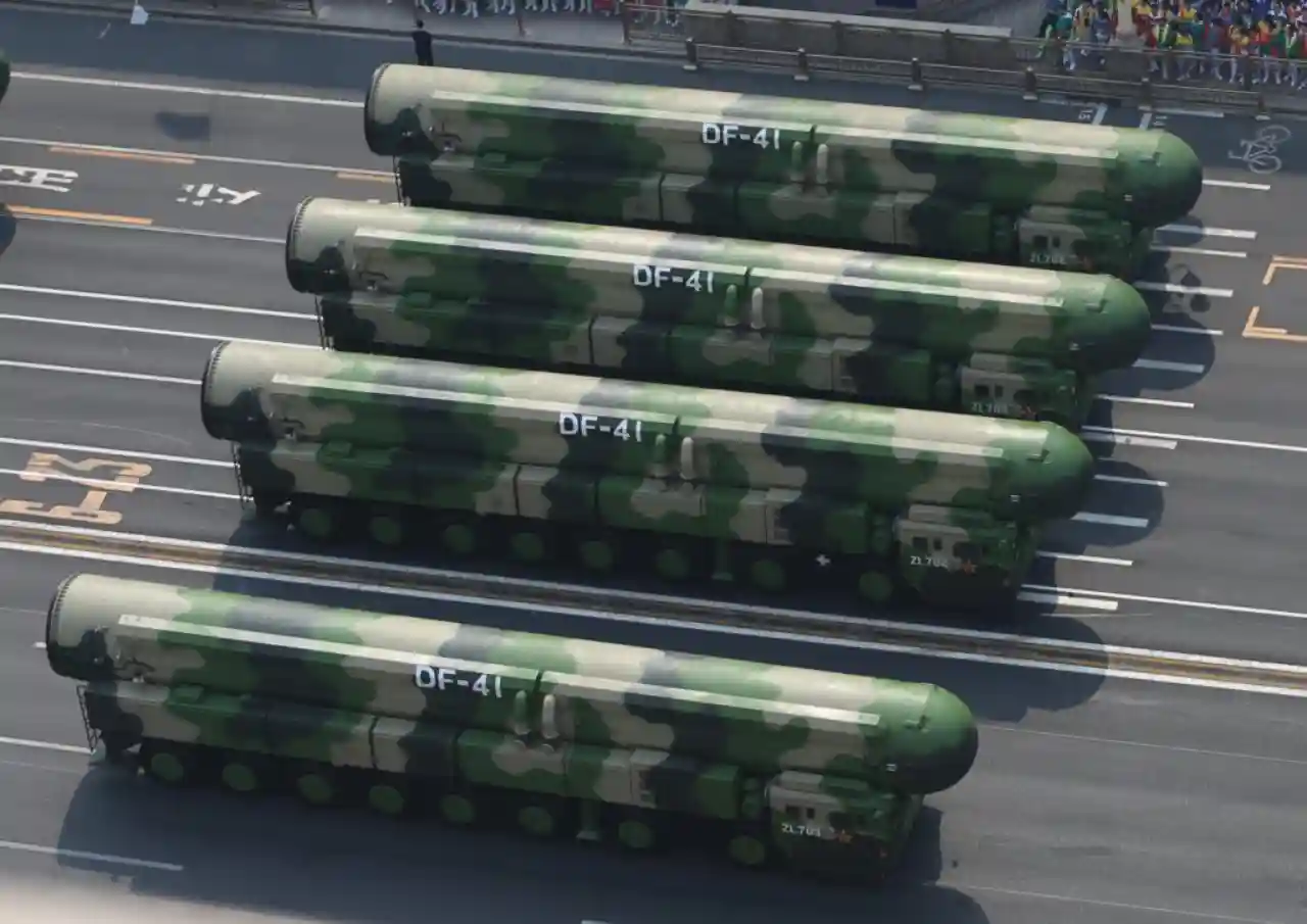 الصين تجري أول اختبار علني للصاروخ الباليستي العابر للقارات DF-41 في المحيط  الهادئ - موقع الدفاع العربي