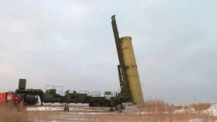 روسيا تختبر صاروخ دفاع جوي جديد طويل المدى (فيديو)
