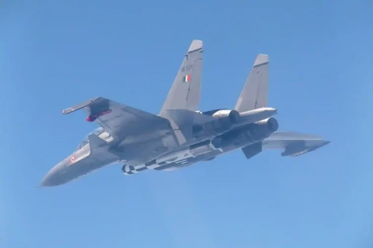طائرة Su-30MKI هندية تُطلق صاروخًا طويل المدى من طراز براهموس BrahMos ضد سفينة (فيديو)